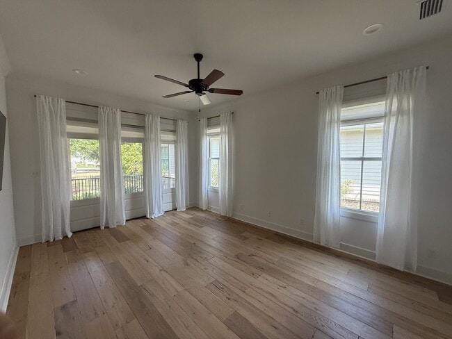 Building Photo - 427 Colony Dr