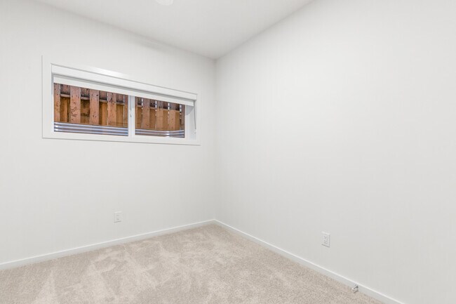 Photo du bâtiment - 16006-16103 103 Ave NW