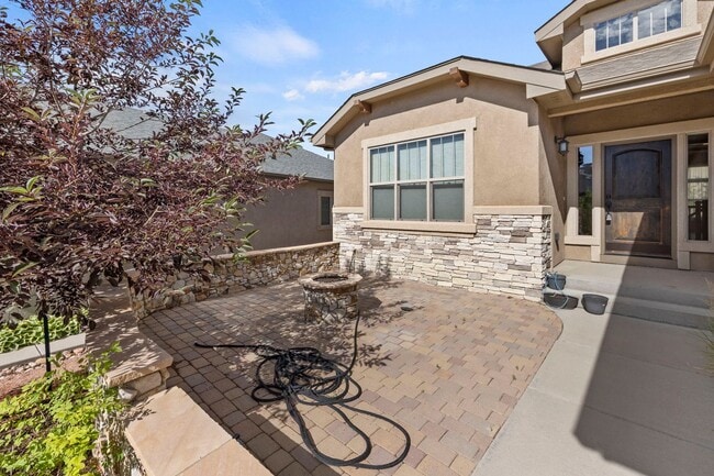Building Photo - BEAUTIFUL 4BD + OFFICE MAIN-LEVEL LIVING H...