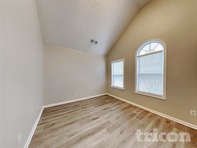 Foto del edificio - 5315 Yellow Pine Dr