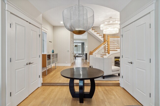 Foto del edificio - 1230 N Hoyne Ave