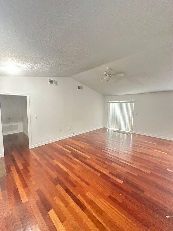 Foto del edificio - 4727 Lumberton Dr