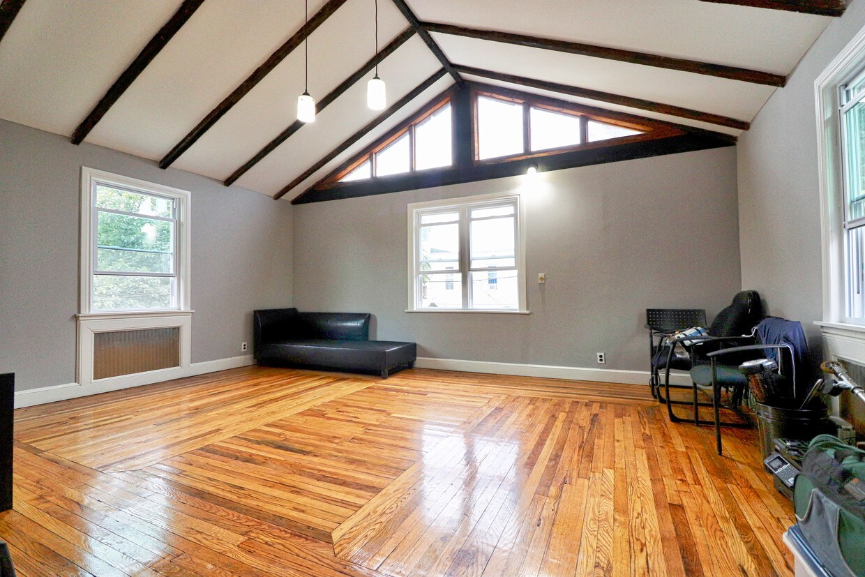Primary Photo - 1723 Barnes Ave