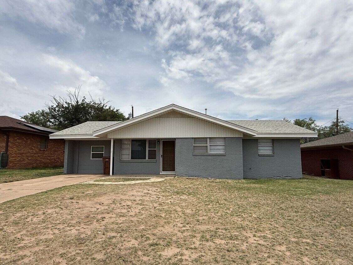 Foto principal - Large 4/2 with fenced in back yard