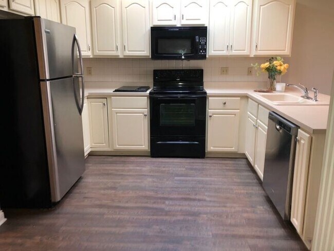 Foto del edificio - Spacious 3 Bedroom Ranch in Great Carmel Location!