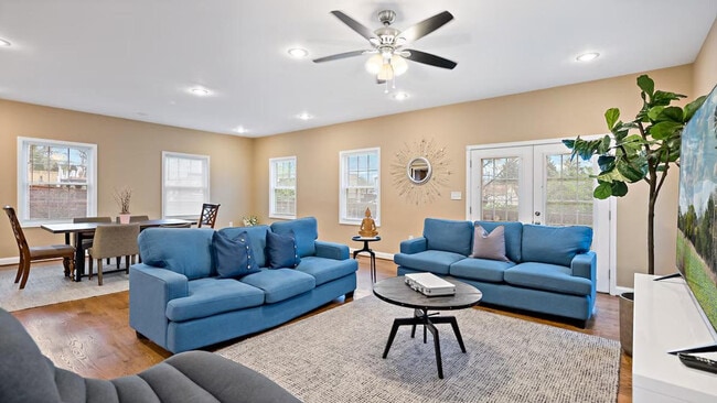 Building Photo - 800 S Washington St