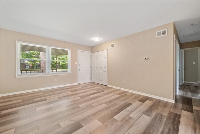 Building Photo - Move in Ready! Brick ranch home has 3 bedr...