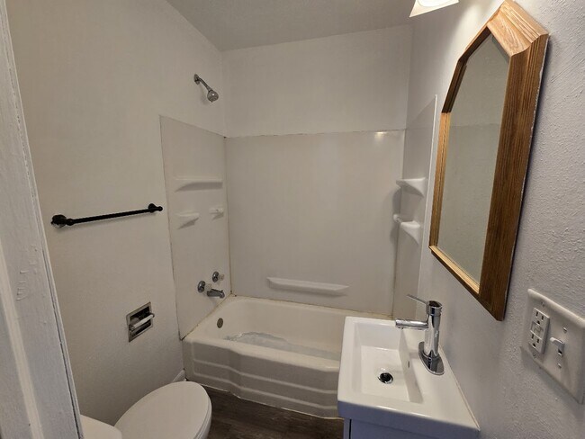 Foto del edificio - 1754 Locke Ave