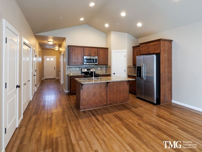 Building Photo - Centrally Located Townhome with Attached G...