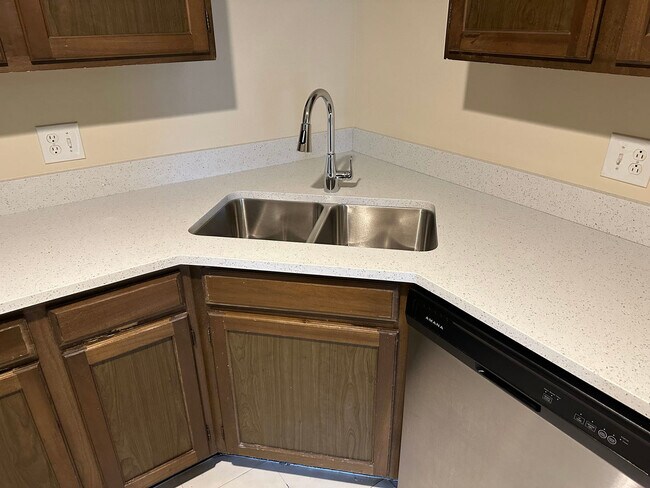 Building Photo - 1018 Castilian Ct