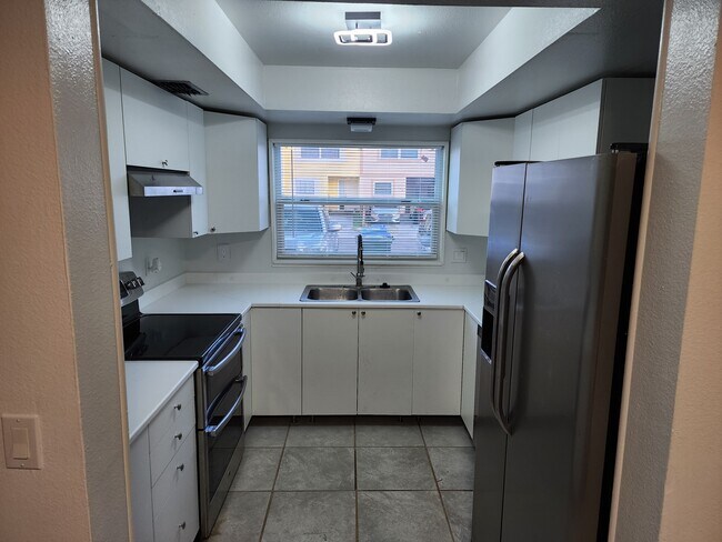 Cocina - 3001 S Pines Dr