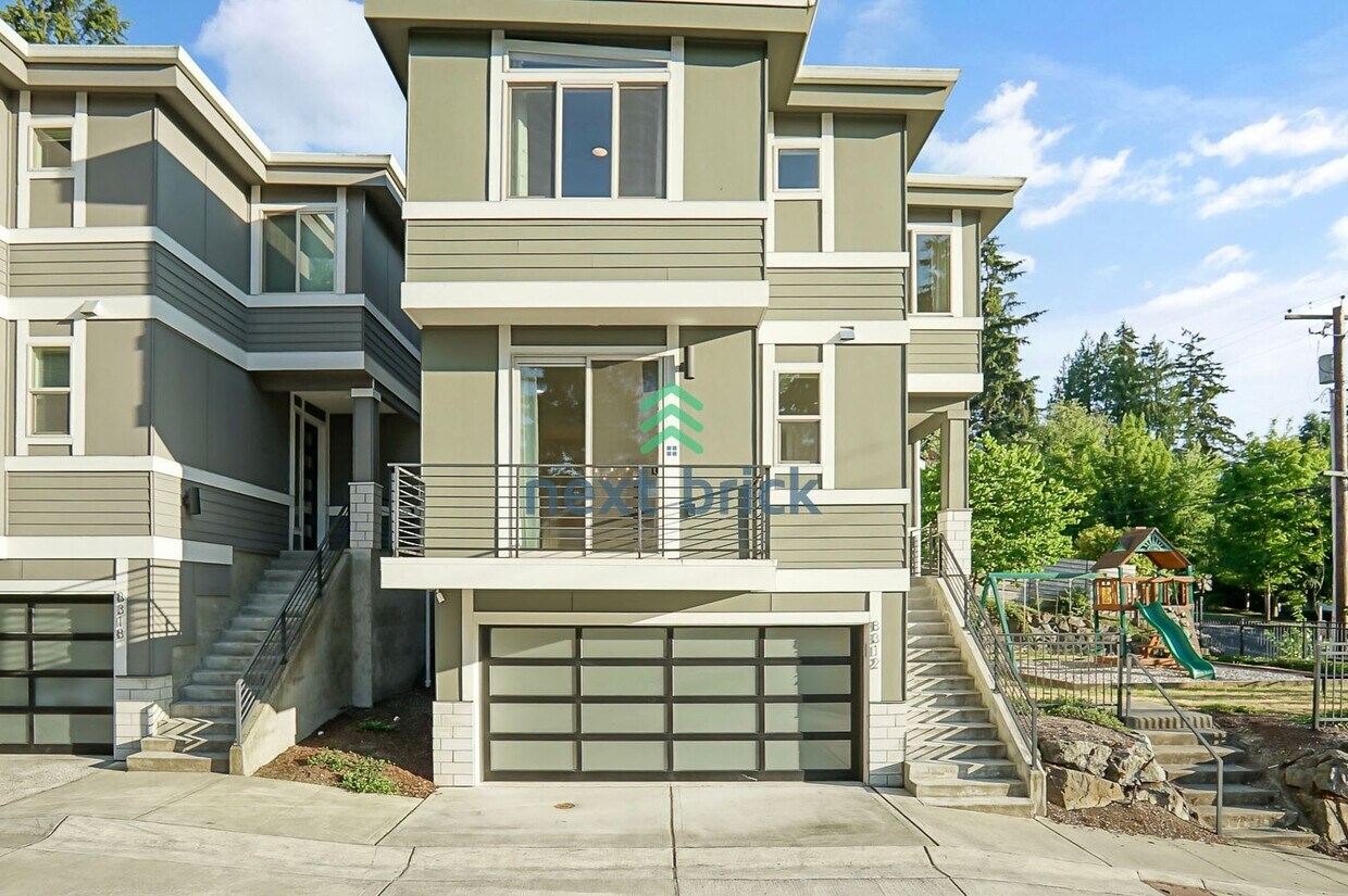 Primary Photo - 4 Bed 4 Bath for Rent in Kirkland!