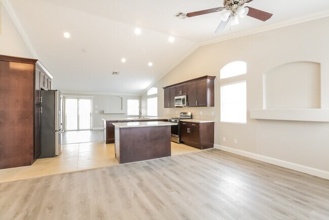 Building Photo - 121 Skytop Dr
