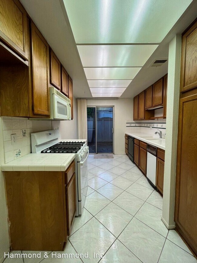 Building Photo - 3 br, 2.5 bath House - 10111 Melinda Way #2