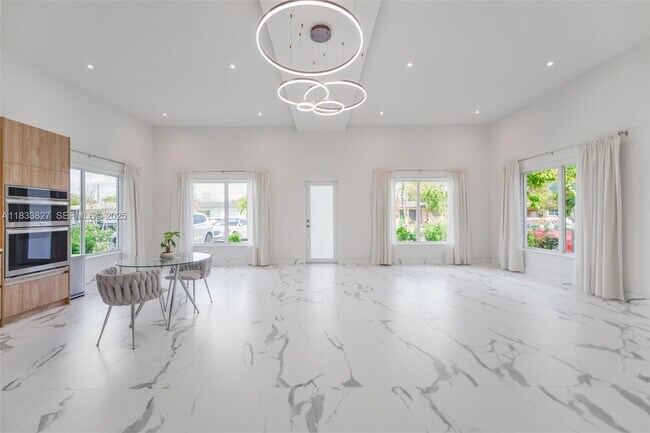 Foto del edificio - 635 SW 9th St