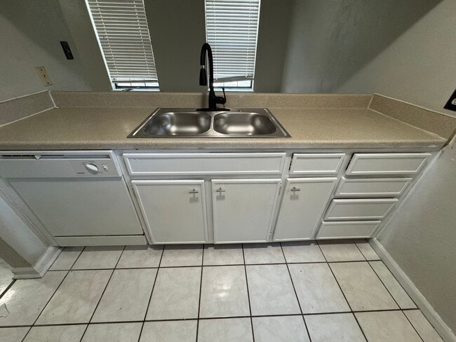 Building Photo - Charming 2BR Duplex in Tallahassee