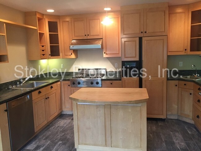 Building Photo - 5765 Robinhood Dr