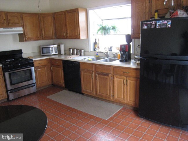 Building Photo - 28 E Countryside Dr