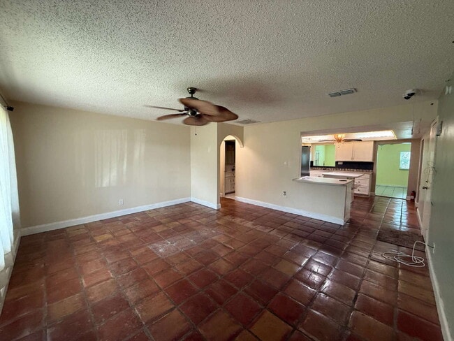 Building Photo - "Charming 2-Bedroom Oasis with 2 Full Bath...