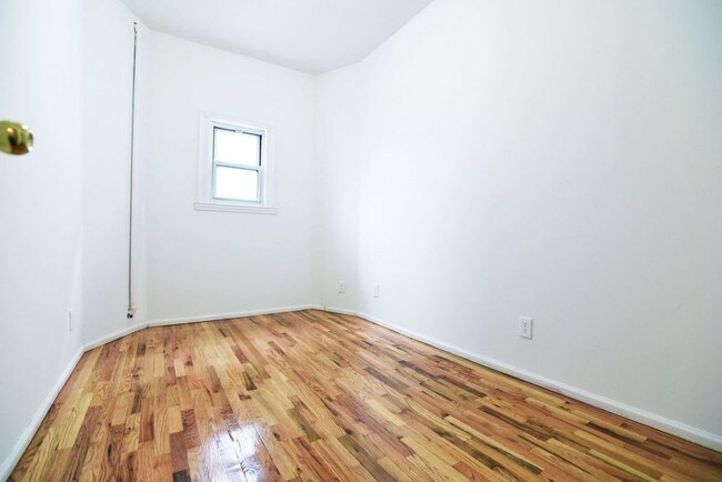 Building Photo - 523 Graham ave