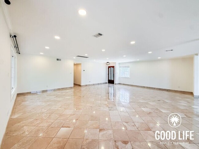 Foto del edificio - 5820 Carnegie St
