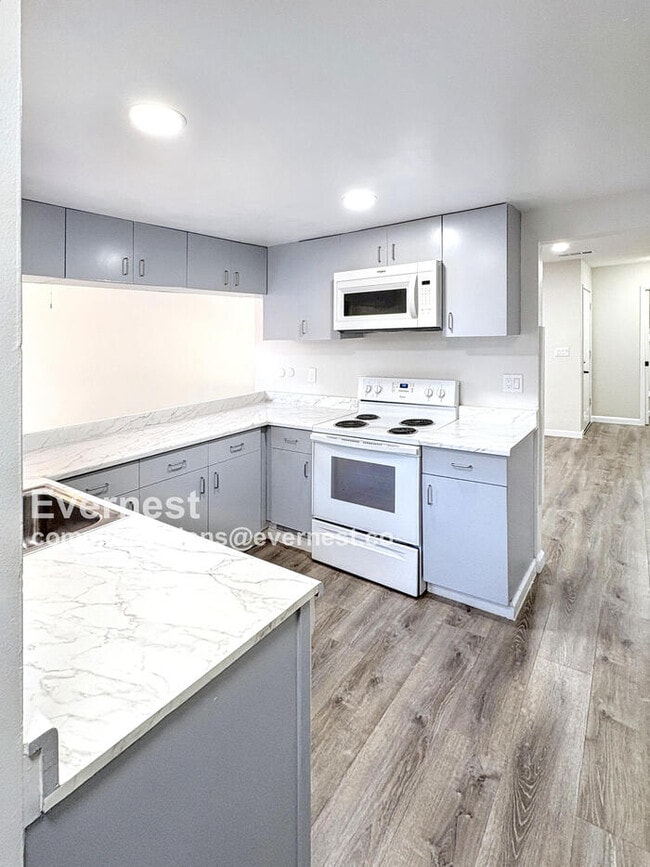 Building Photo - 4940 Poplar Terrace