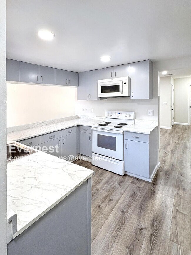 Foto del edificio - 4940 Poplar Terrace