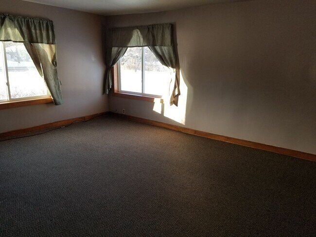 Foto del edificio - Spacious 4 Bedroom 2 Bath