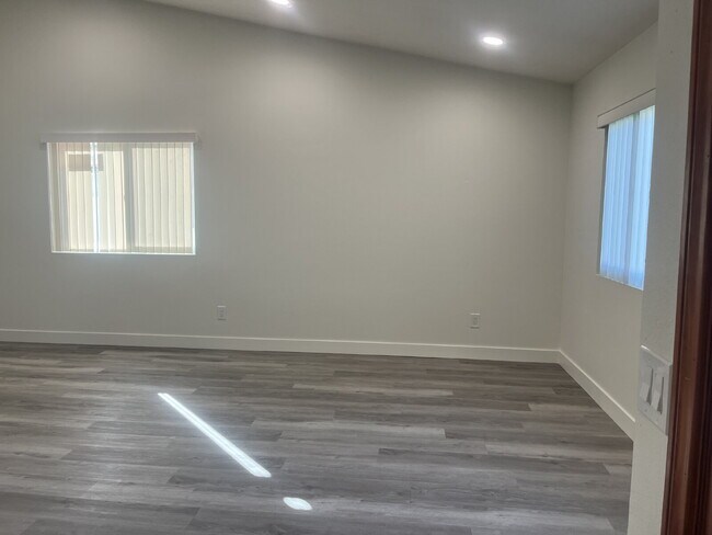 Foto del edificio - "Charming 4-Bedroom Coastal Retreat with 2 Baths"