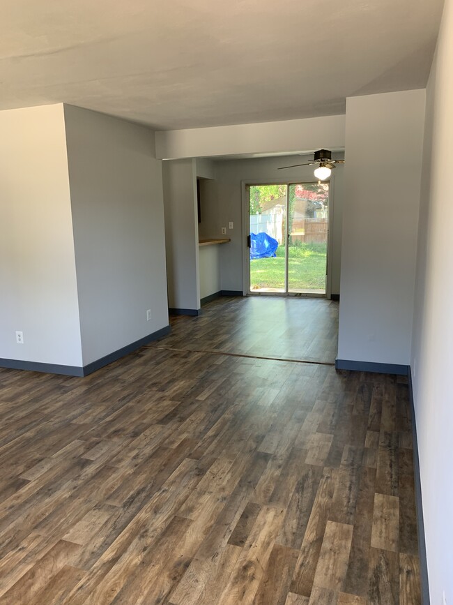 Living room/Dining room - 118 Elmhurst Ct