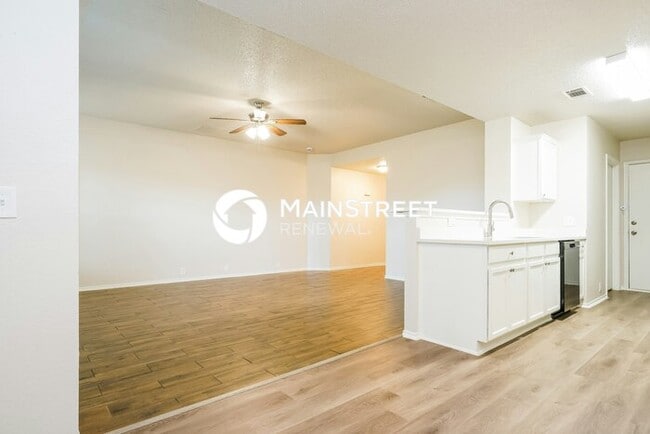 Building Photo - 3 Bedroom Pet-Friendly Home in SEAGOVILLE,...