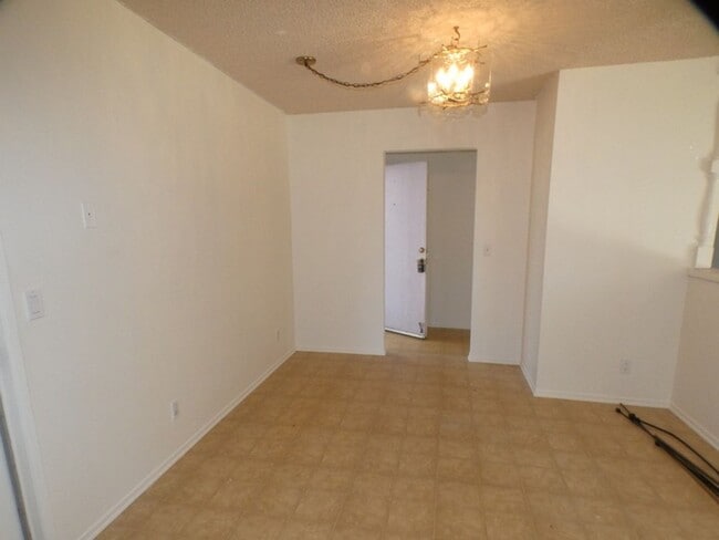 Building Photo - Single story 2 bedroom home