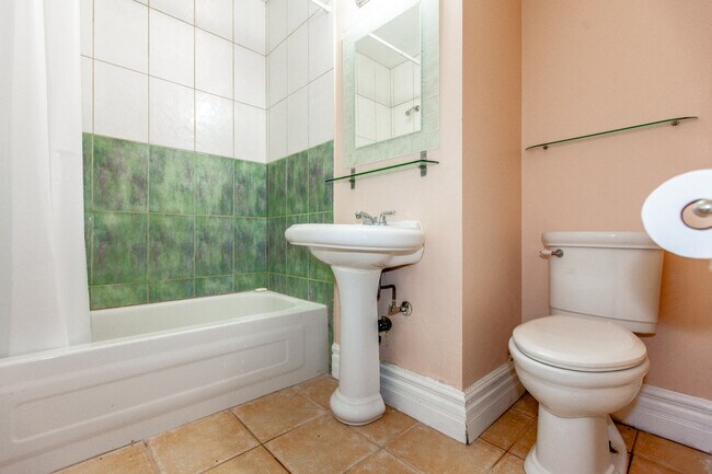 Photo du bâtiment - Bright, Beatutiful & Look Out Basement Apt.