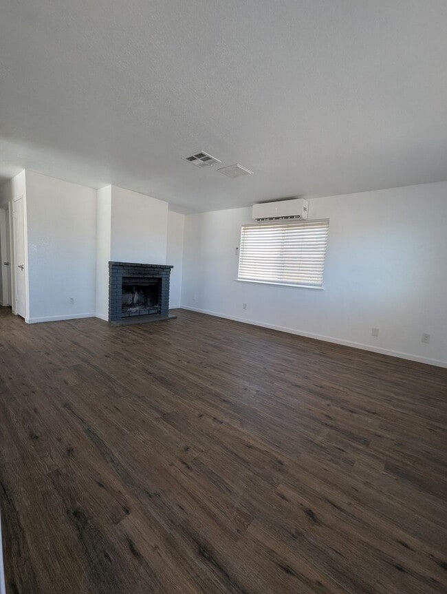 Building Photo - Spacious 3 Bedroom 2 Bath Home Available F...