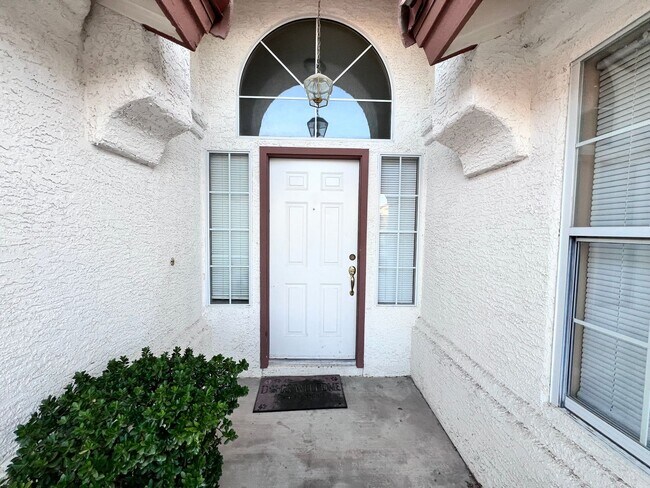 Building Photo - 1605 Los Alamos Dr