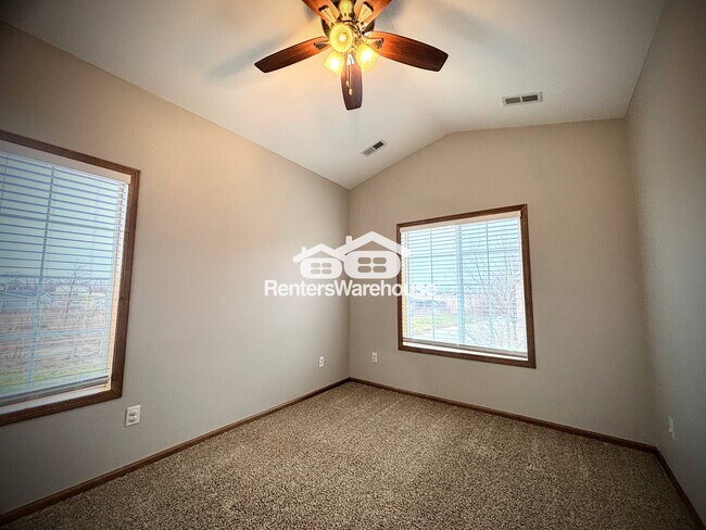 Building Photo - 2000 Meadow Ct