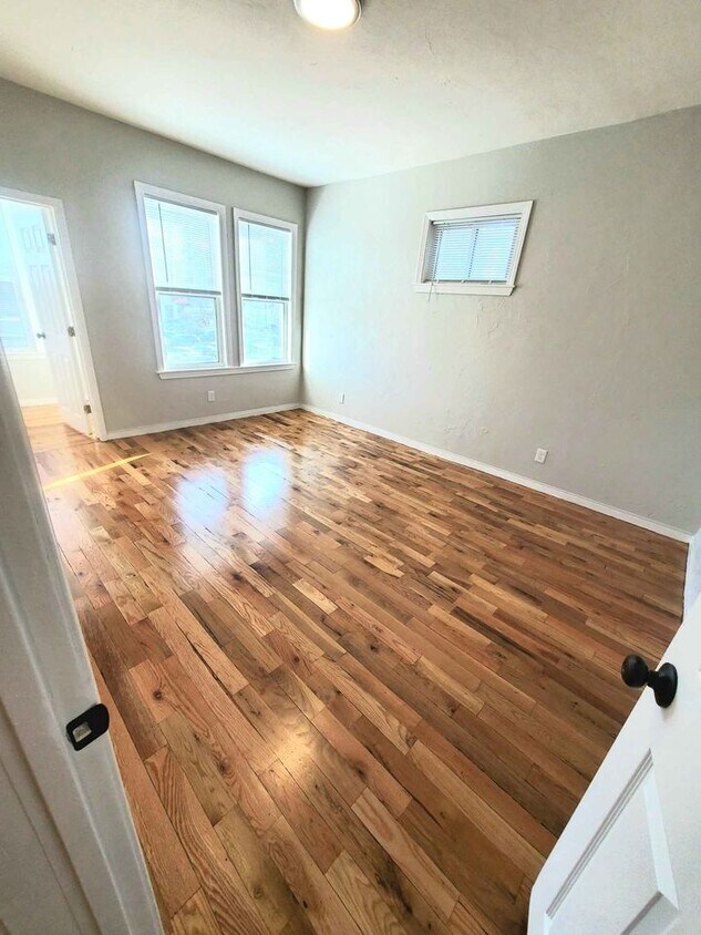 Foto principal - 947 Hyde Park Ave