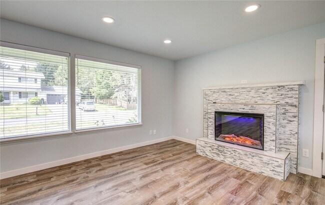 Building Photo - Like New Modern 3 BD, 2 BA Home with Garage