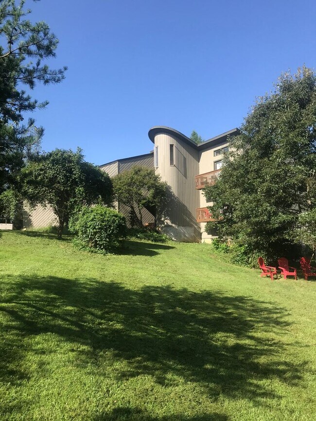 Building Photo - Unique 1 Bedroom Apartment with All Utilit...