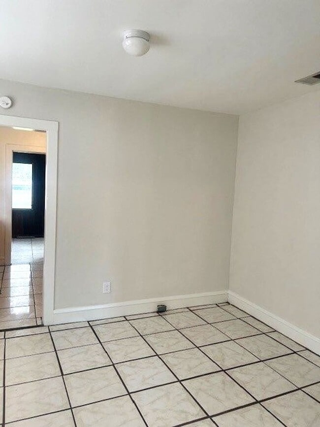 Building Photo - Spacious 2 bedroom 1 bath with sunroom and...