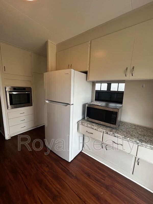 Building Photo - 1380 Uila St