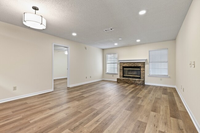 Building Photo - 2107 Hamilton Pl S