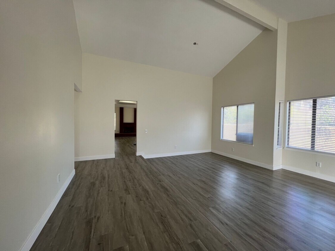 Primary Photo - Beautiful: 3 Bedroom 2 Bath Single Family ...