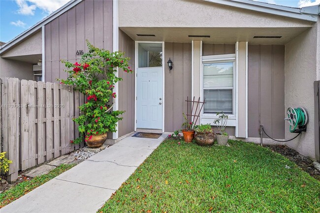 Building Photo - 616 Woodgate Cir