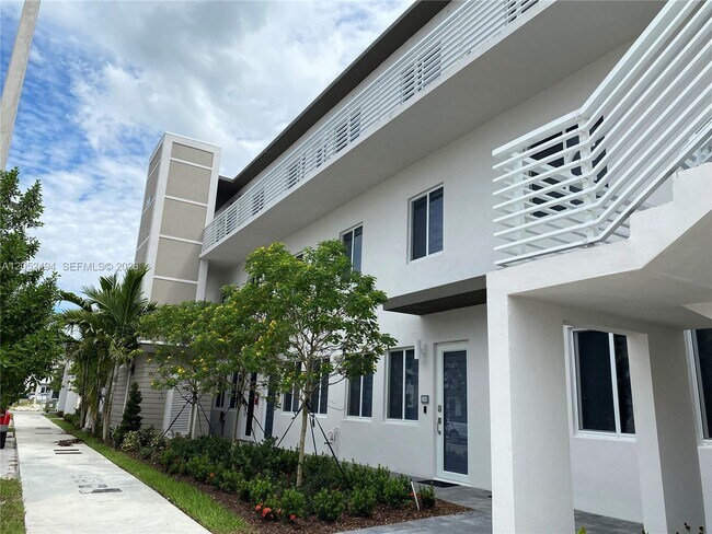 Foto del edificio - 6455 NW 103rd Pl