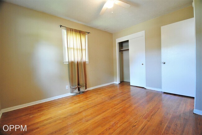 Building Photo - 4 br, 2 bath House - 10934 Leavenworth St
