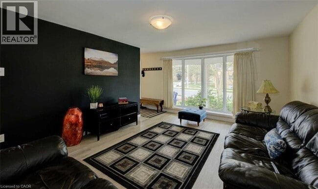 Building Photo - 275 Kingswood Dr