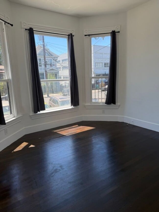 Building Photo - 1/2 Off First Month's Rent, 3Bdrm, 2.5Bath