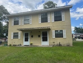 Building Photo - 221 S Cypress Way