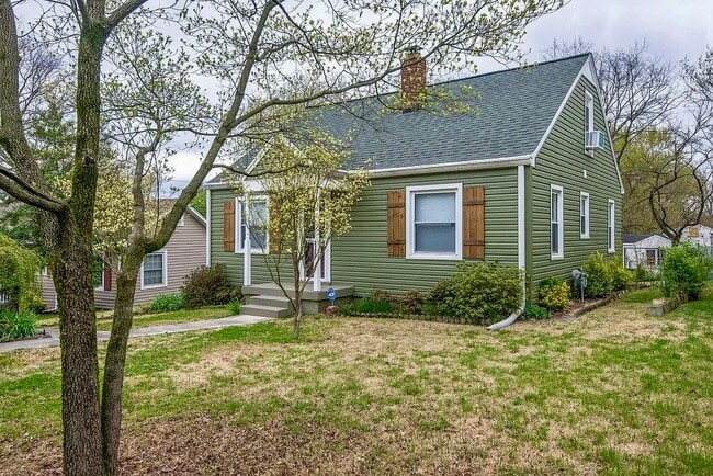 Building Photo - 2127 Riverside Dr